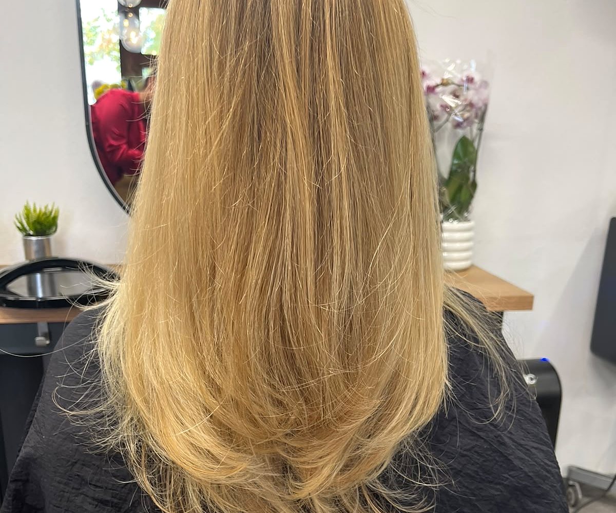 Langes, warm-blondes Haar mit gestuften Spitzen — Damen-Look aus Ottobrunn