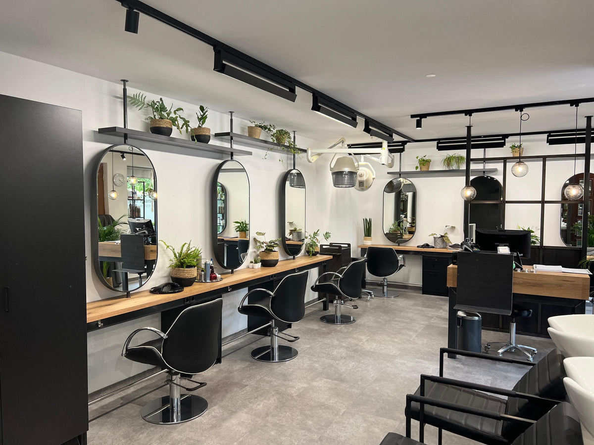 Frisierplätze im Salon Mystic Hair & Head Spa in Ottobrunn