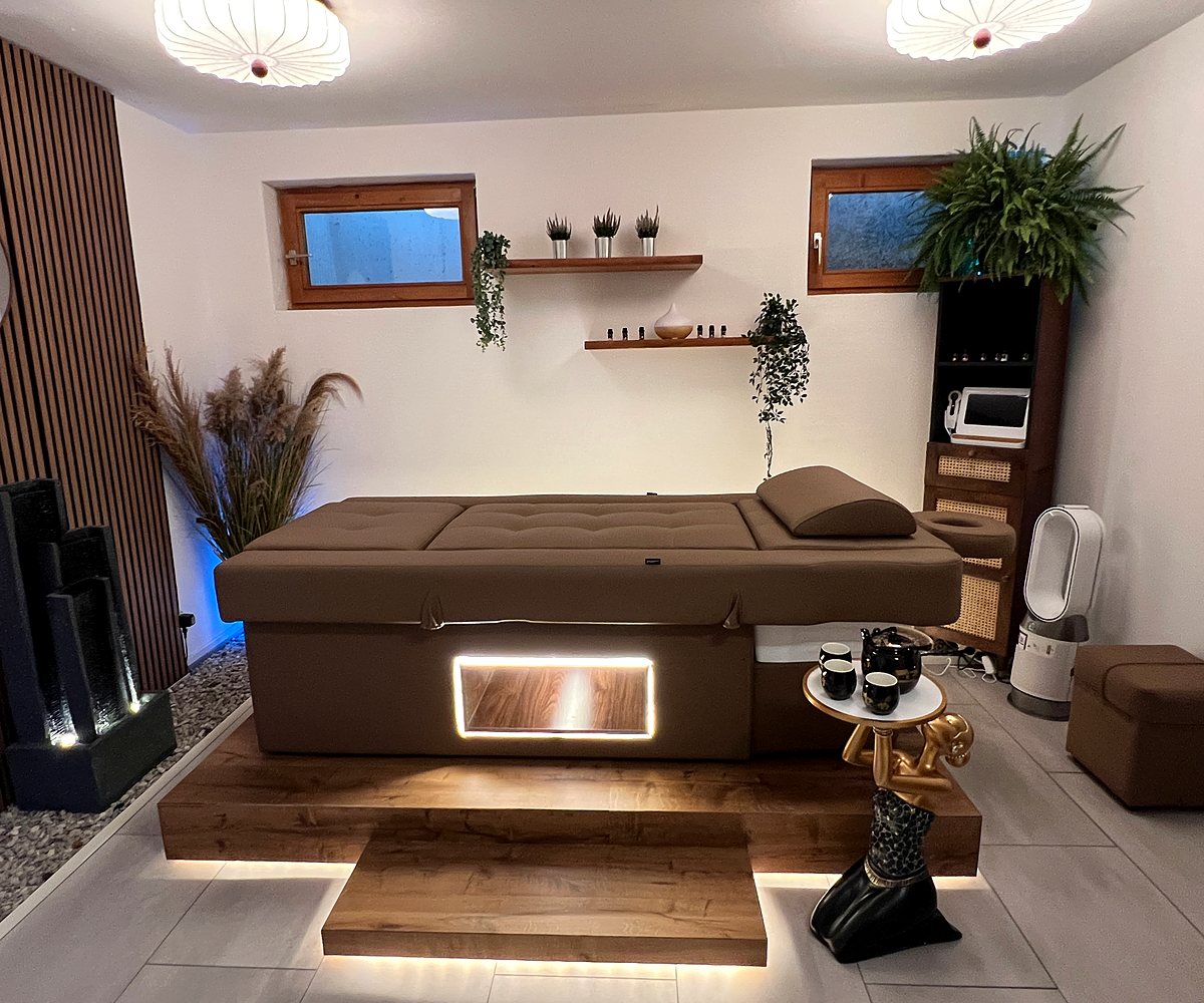 Head-Spa-Behandlungsraum mit beleuchteter Liege, Akustikwand und Wasserspiel in Ottobrunn