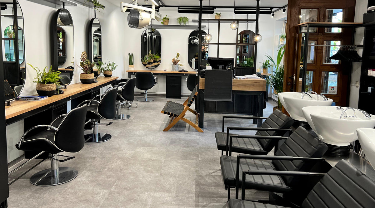 Stylingplätze mit ovalen Spiegeln im Salon Mystic