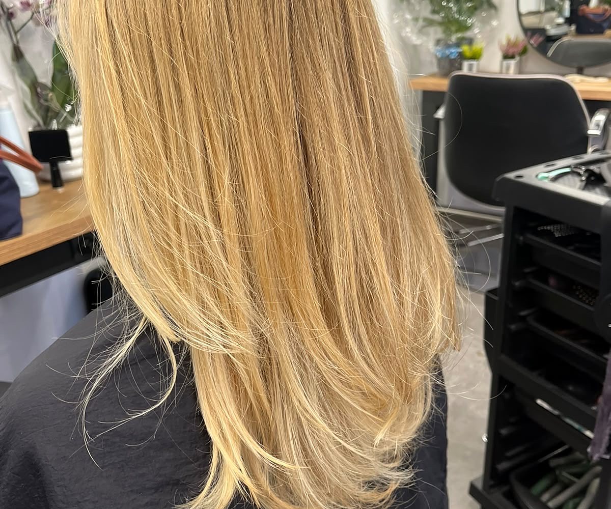 Warm-blondes Langhaar in Seitenansicht mit weichem Fall