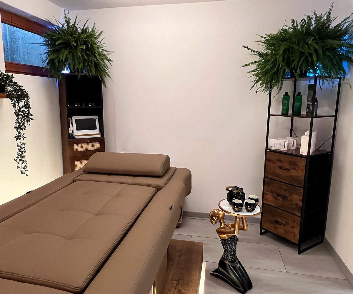 Gepolsterte Head-Spa-Liege mit Pflegeregal und Pflanzen