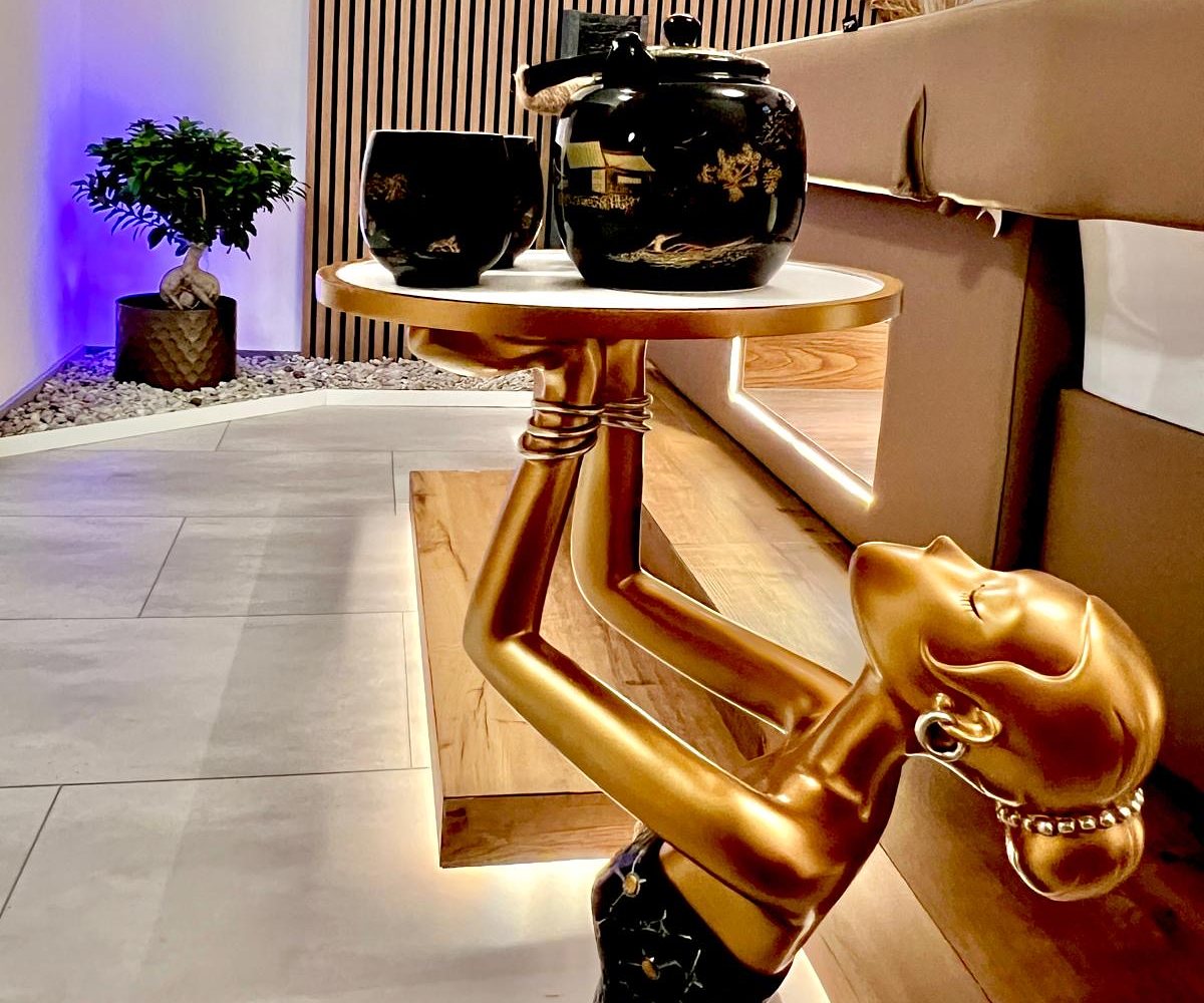 Goldene Figur mit Teeservice im Head-Spa-Bereich