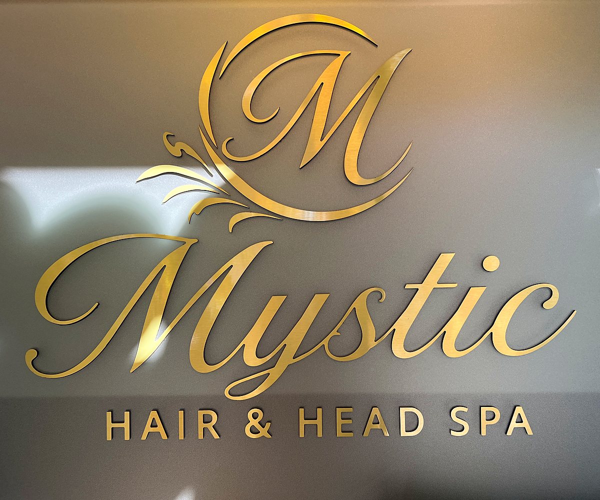Goldenes 3D-Logo Mystic Hair & Head Spa im Schaufenster in Ottobrunn